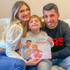 Una famiglia seduta  sul divano con il loro libro personalizzato per famiglie, un regalo carino per ogni occasione.