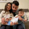 I papà e i loro due bambini stanno leggendo questo libro fai-da-te che hanno ricevuto come fantastico regalo per la Festa del Papà.
