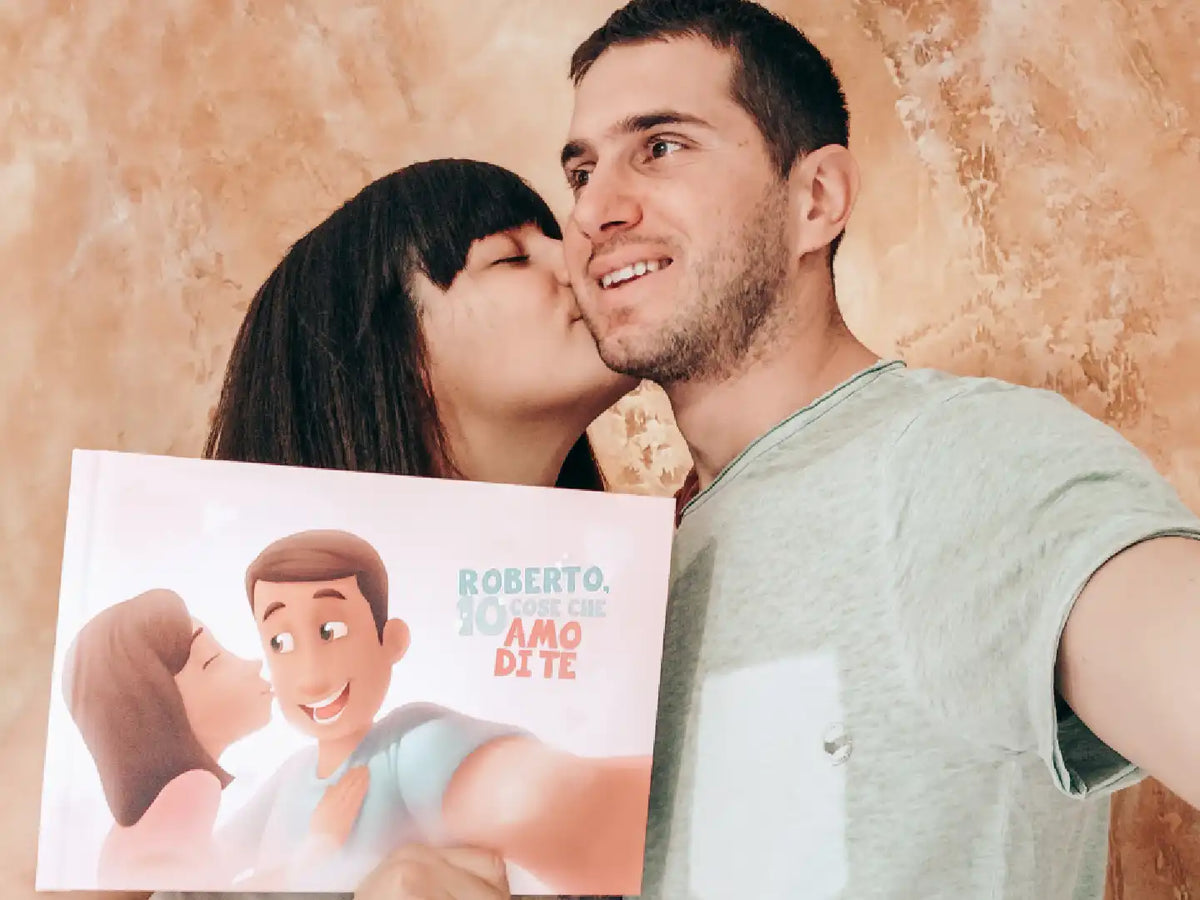 Una coppia che si bacia con il loro libro personalizzato per le coppie, un bel regalo per San Valentino