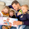 Felicità sui volti di papà e dei suoi bambini quando aprono un libro personalizzato di Hooray Heroes per papà.