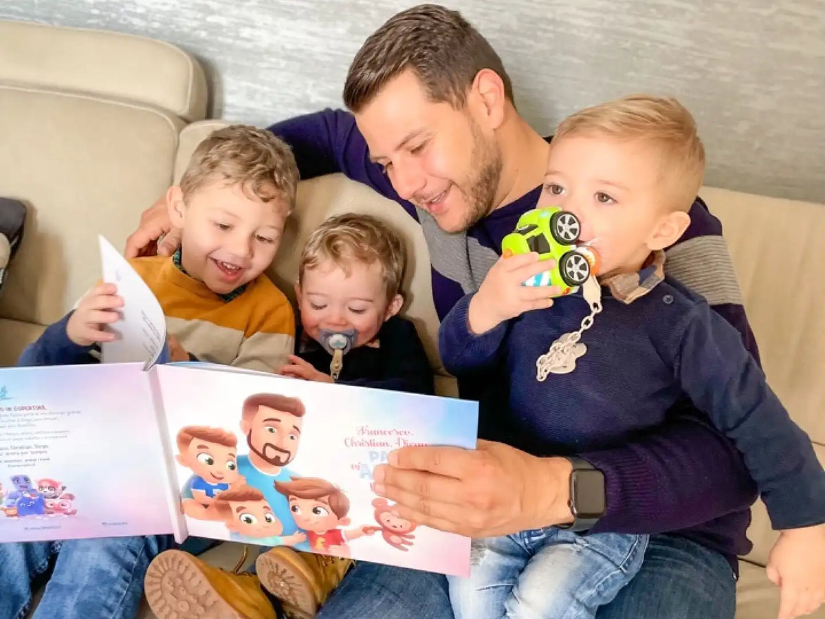 Felicità sui volti di papà e dei suoi bambini quando aprono un libro personalizzato di Hooray Heroes per papà.