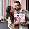 Una coppia presenta il loro libro personale di Urrà Eroi, un regalo romantico per lei