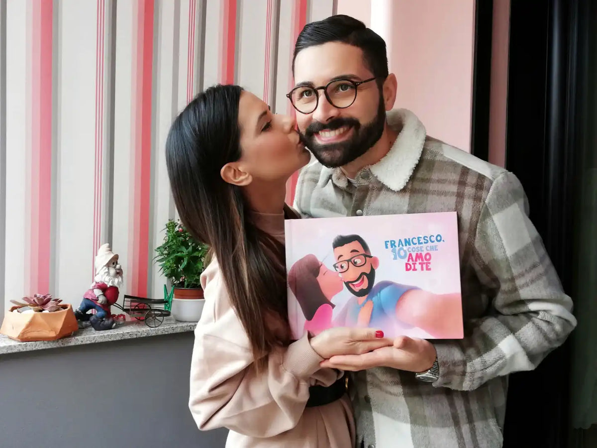 Una coppia presenta il loro libro personale di Urrà Eroi, un regalo romantico per lei