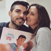 Una coppia felice con il libro personalizzato di Urrà Eroi il regalo più romantico per San Valentino