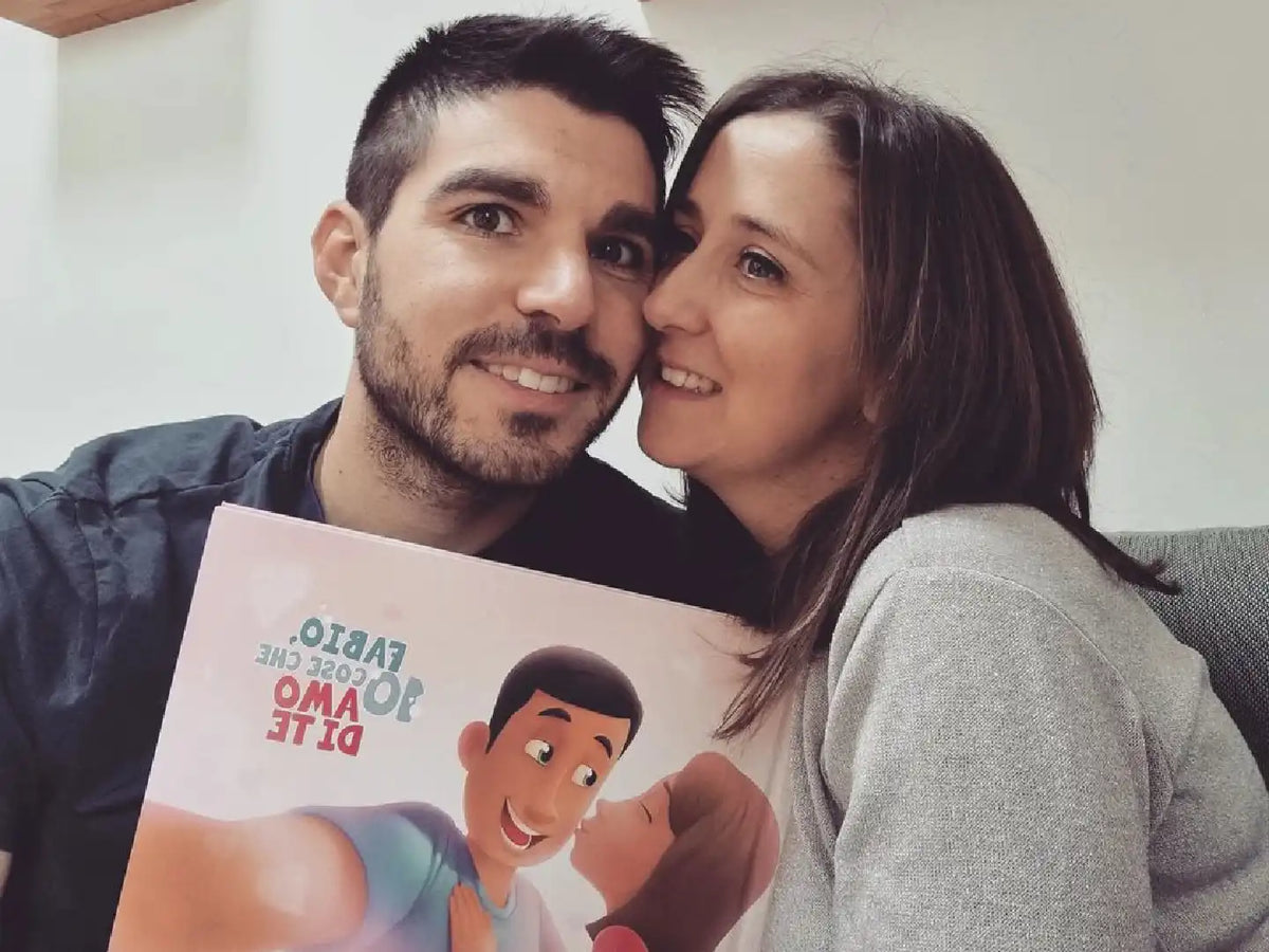 Una coppia felice con il libro personalizzato di Urrà Eroi il regalo più romantico per San Valentino