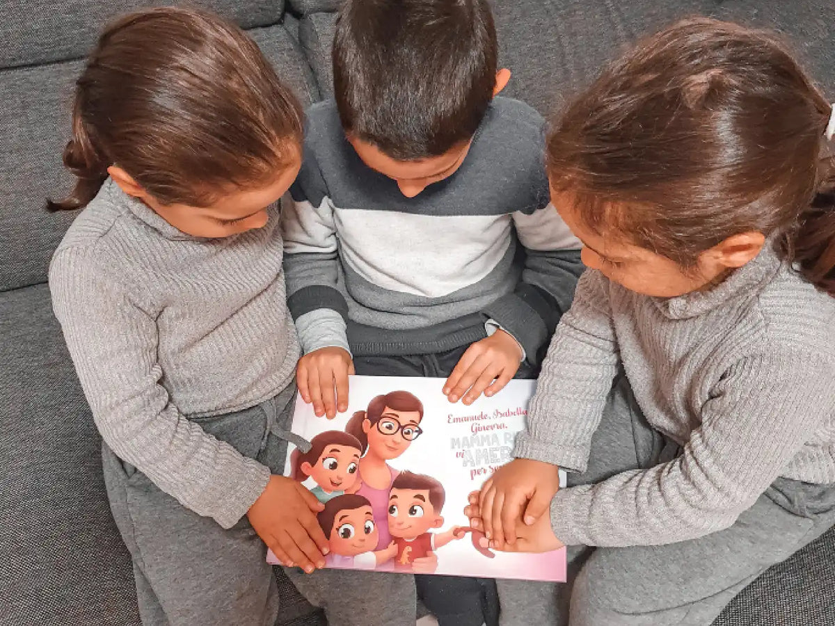 Mamme sorridenti e i loro bambini stanno godendo del loro libro personalizzato per più bambini.