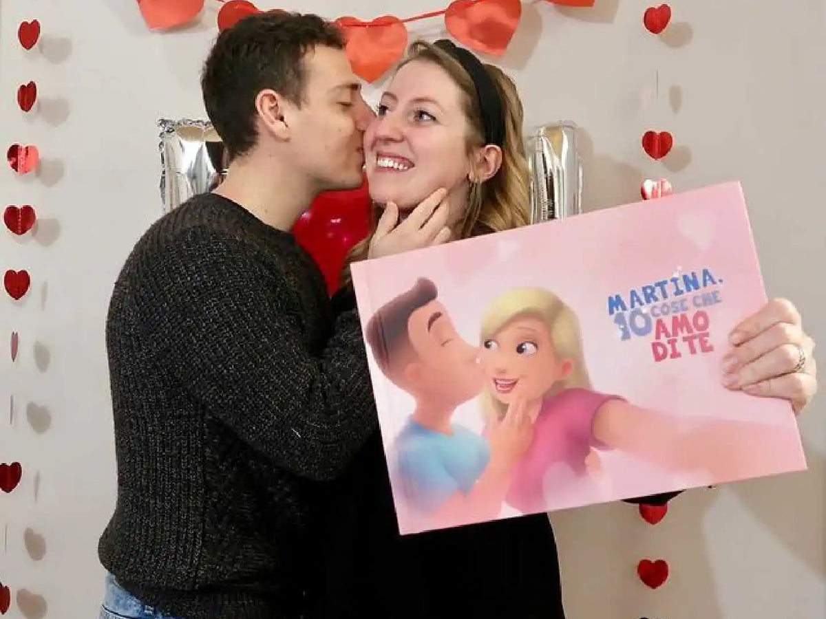 Una coppia carina che si bacia e mostra il regalo più romantico di Urrà Eroi
