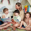 La mamma tiene tra le mani il suo prezioso regalo, un libro con personaggi personalizzati di lei e dei suoi tre bambini.