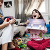 Una ragazza entusiasta del regalo di Natale che ha ricevuto per lei e suo fratello.
