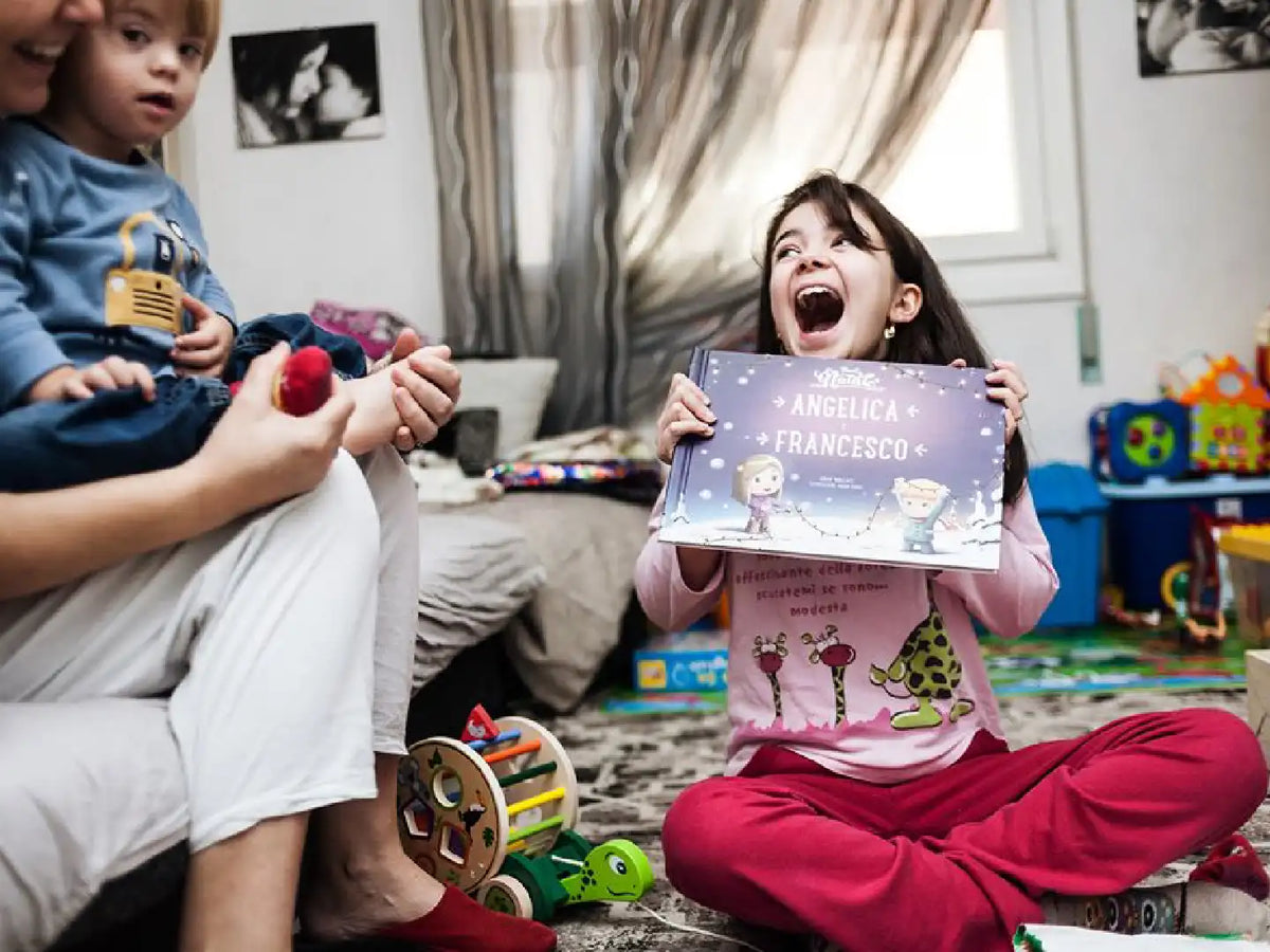 Una ragazza entusiasta del regalo di Natale che ha ricevuto per lei e suo fratello.