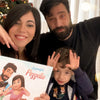 Una famiglia che si gode il libro personalizzato per famiglie, un simpatico regalo di Natale.