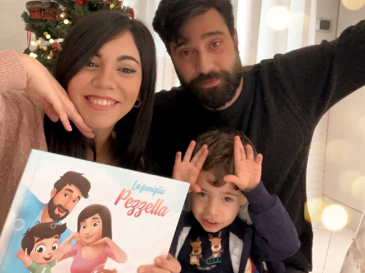 Una famiglia che si gode il libro personalizzato per famiglie, un simpatico regalo di Natale.
