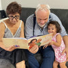 Nonno e Nonna leggono il miglior libro personalizzato.