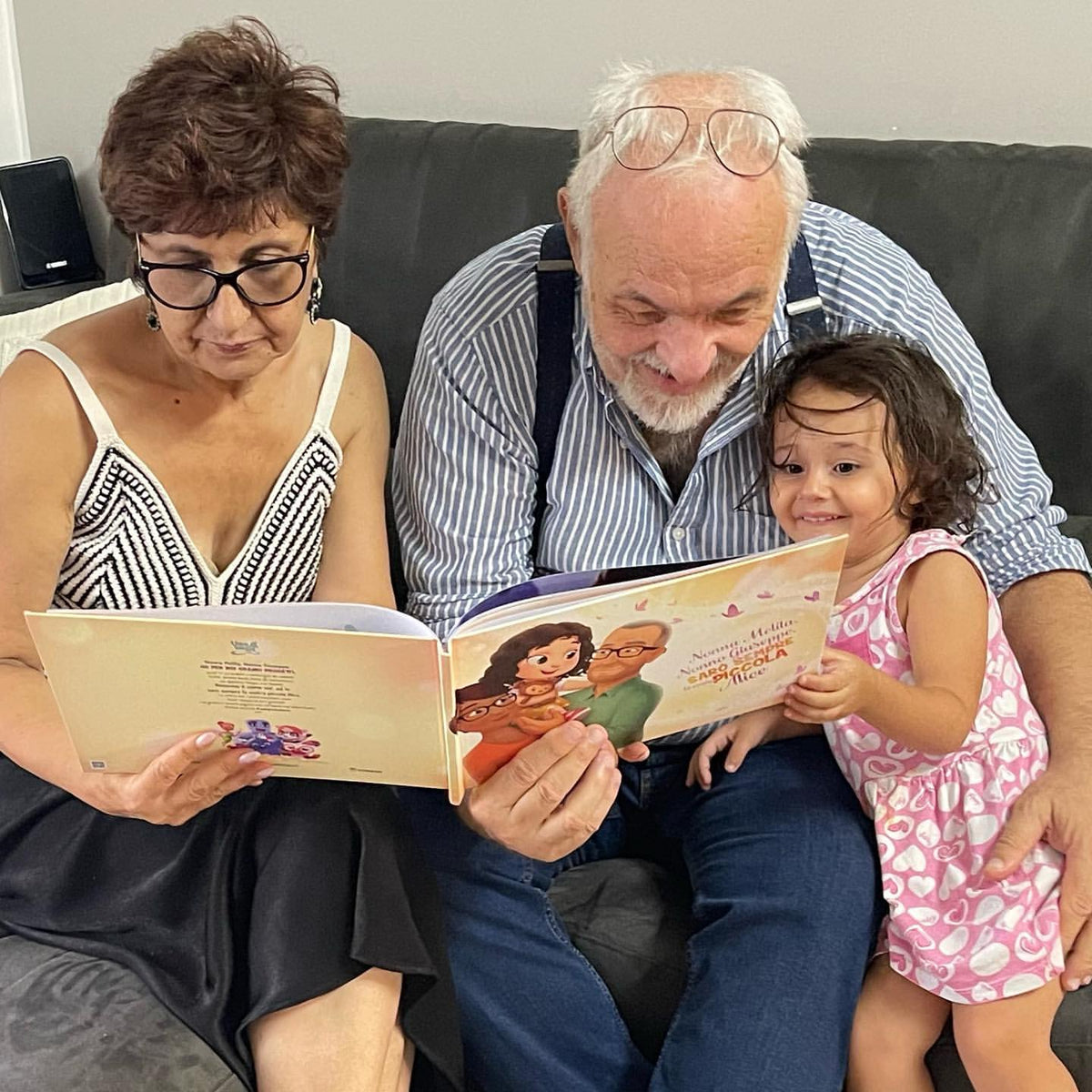 Nonno e Nonna leggono il miglior libro personalizzato.