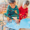 In questo meraviglioso libro di Natale personalizzato, immergete uno o due bambini nella magia delle feste.