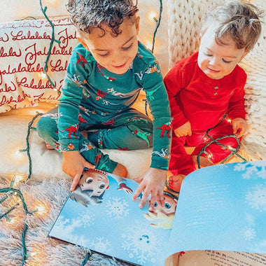 In questo meraviglioso libro di Natale personalizzato, immergete uno o due bambini nella magia delle feste.