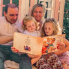 Nonni che leggono il libro Urra Eroi  ai bambini.