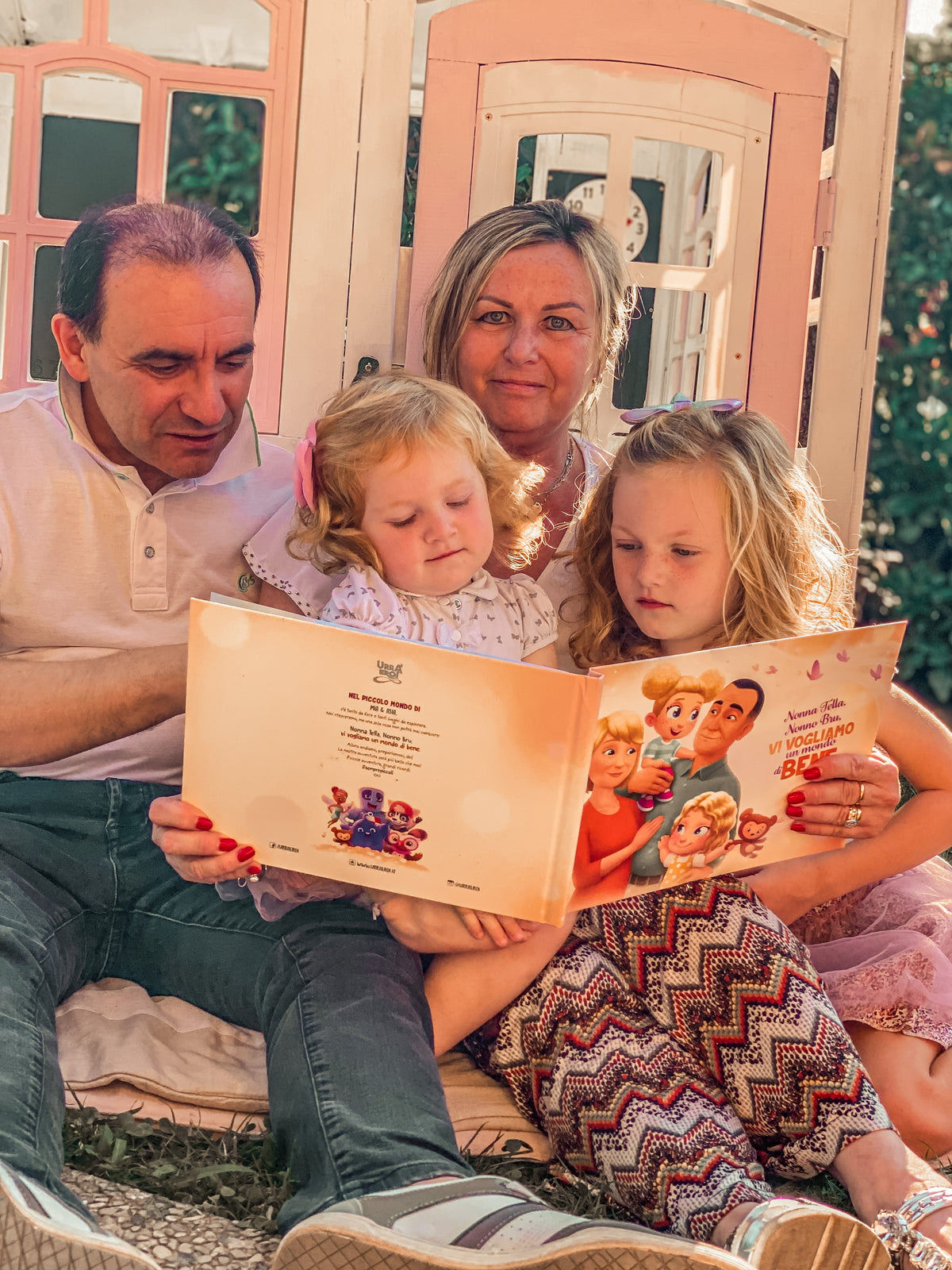 Nonni che leggono il libro Urra Eroi  ai bambini.
