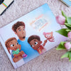 La copertina del libro personalizzato più venduto di Urrà Eroi per papà e due bambini.