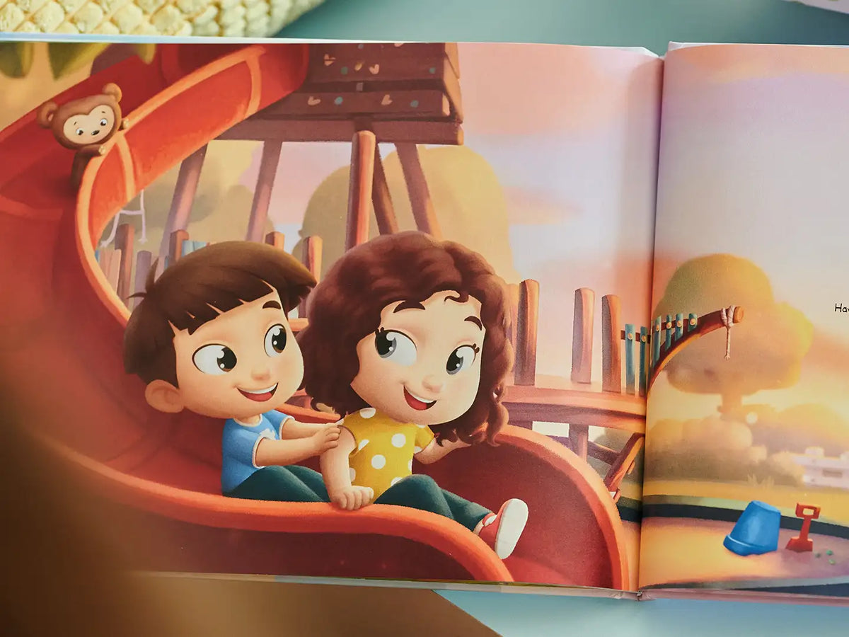 Illustrazione colorata dei fratelli personalizzati dal libro su misura su papà e i suoi bambini, un regalo perfetto per la Festa del Papà.