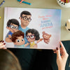 La copertina del libro personalizzato di Urrà Eroi in cui personalizzi papà e i suoi tre bambini, che è anche un fantastico regalo.