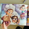 Divertente illustrazione dal libro personalizzato per papà e tre bambini, dove si divertono un mondo a cucinare.