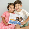 Fratello e sorella sono entusiasti del loro nuovo libro personalizzato "Robyn e Lincoln sono soli in casa".