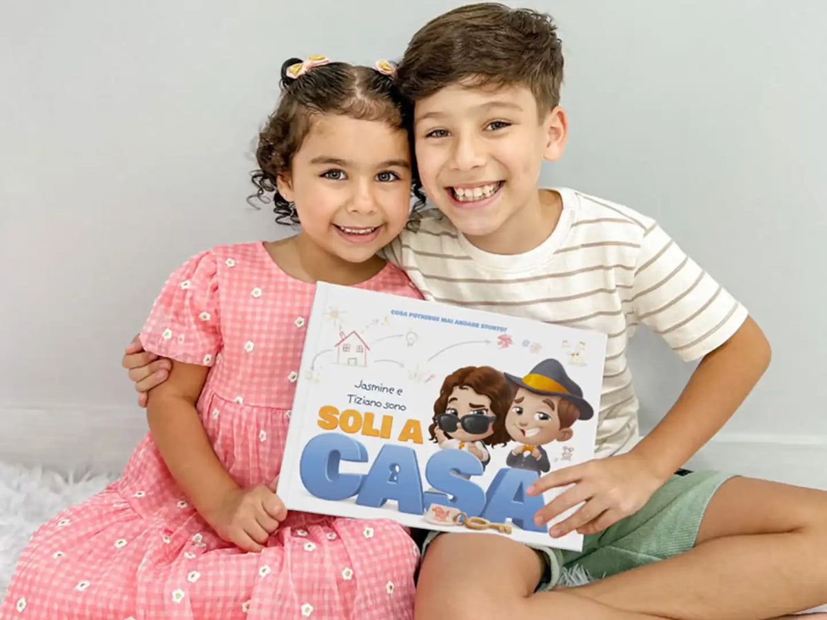 Fratello e sorella sono entusiasti del loro nuovo libro personalizzato "Robyn e Lincoln sono soli in casa".