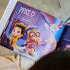 Divertente illustrazione dal libro personalizzato da solo in casa per due bambini.