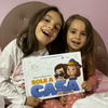Due sorelle con il loro nuovo libro personalizzato sull'essere a casa da sole di Urrà Eroi.
