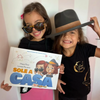 Due ragazze con in mano un libro personalizzato sullo stare a casa da sole.