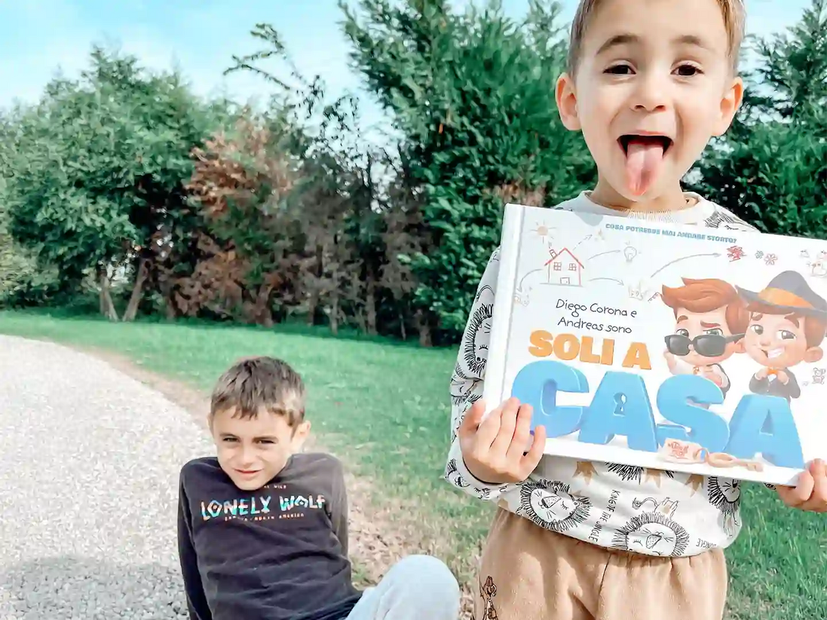 Due fratelli con il loro nuovo libro personalizzato sullo stare a casa da soli.