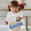 Vittoria adora il suo nuovo libro personalizzato "Vittoria è sola in casa".