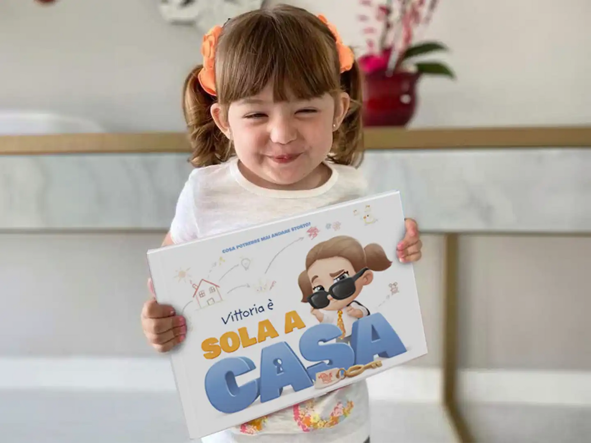 Vittoria adora il suo nuovo libro personalizzato "Vittoria è sola in casa".