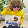 Un ragazzino con in mano il suo libro personalizzato sullo stare a casa da solo.
