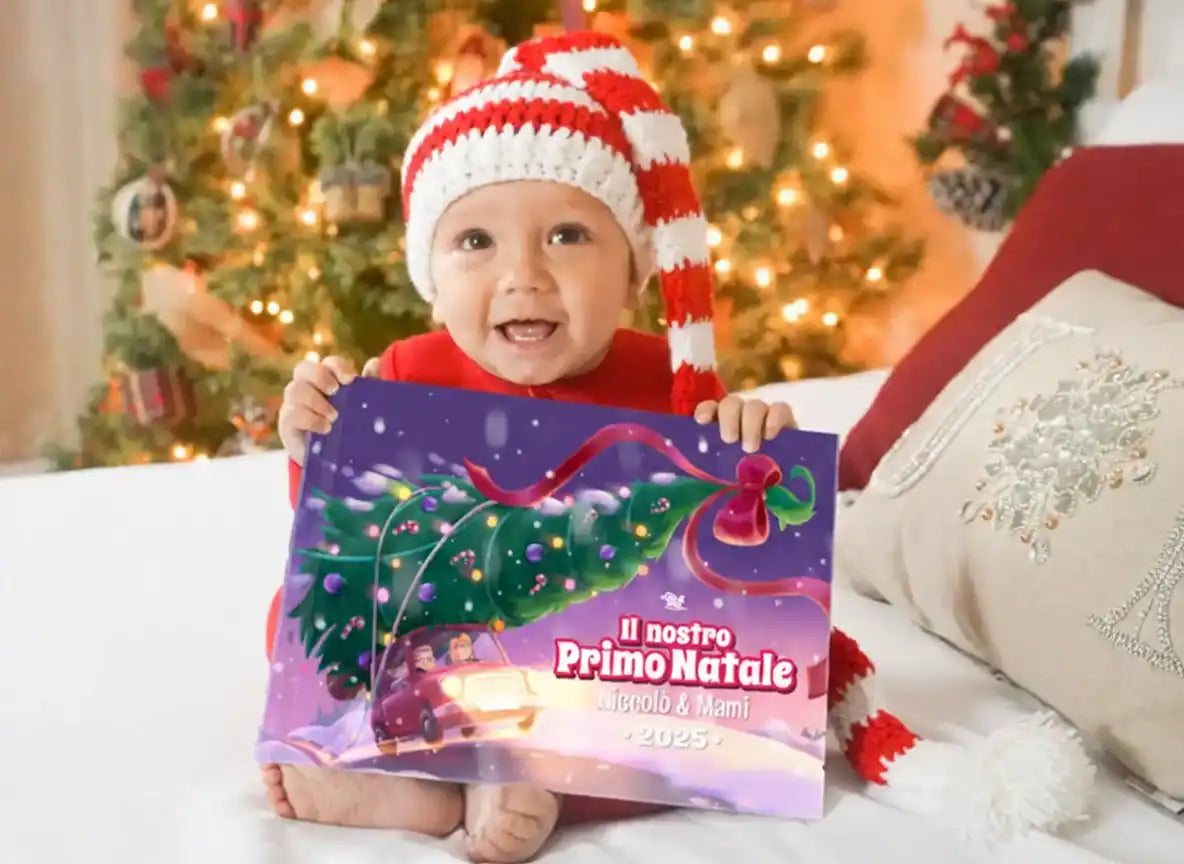 Bebè con cappello natalizio tiene il libro “Il nostro Primo Natale 2025” con Niccolò & Mami – perfetto regalo di Natale personalizzato.
