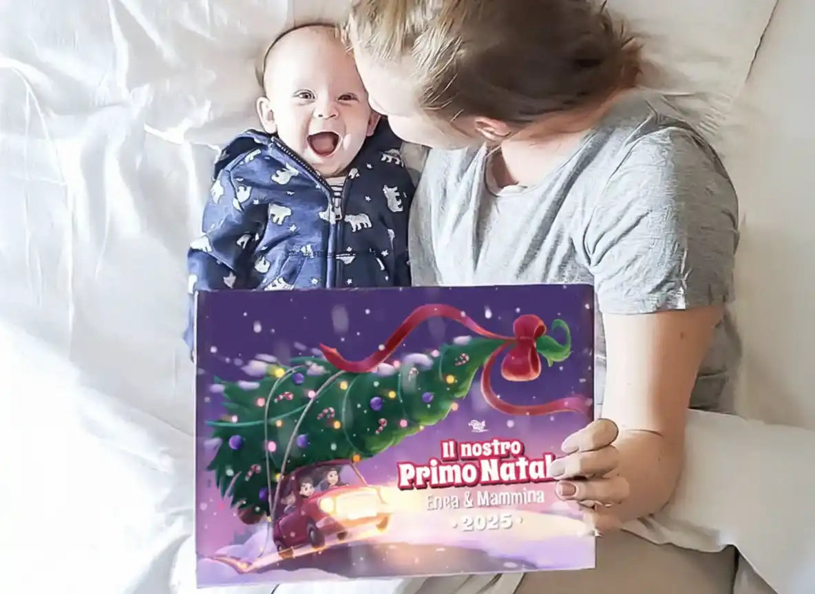 Mamma e bambino sorridenti con il libro personalizzato “Il nostro Primo Natale 2025” con Enea & Mammina – regalo di Natale unico.