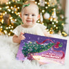 Bambina seduta tiene il libro personalizzato “Il nostro Primo Natale 2025” con Miriam & Papino, ideale come primo regalo natalizio.