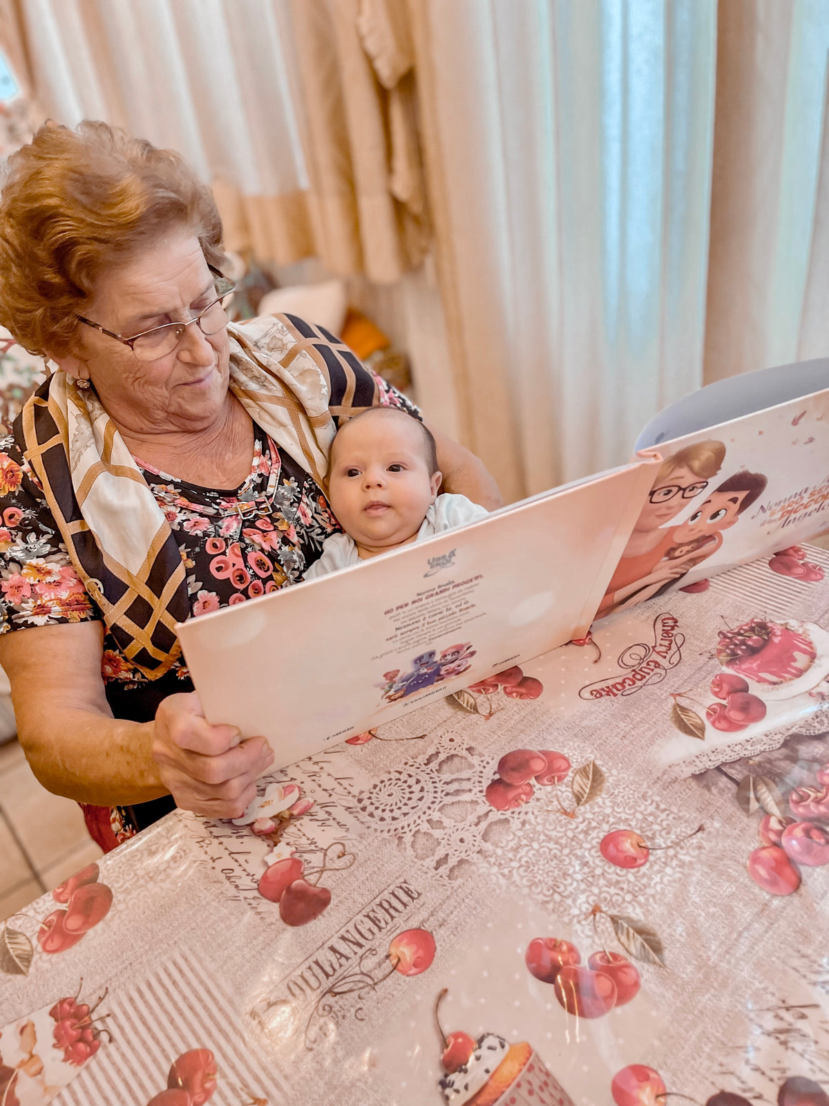 Momenti di complicita e amore sono nel miglior regalo per Nonna con questo libro personalizzato.
