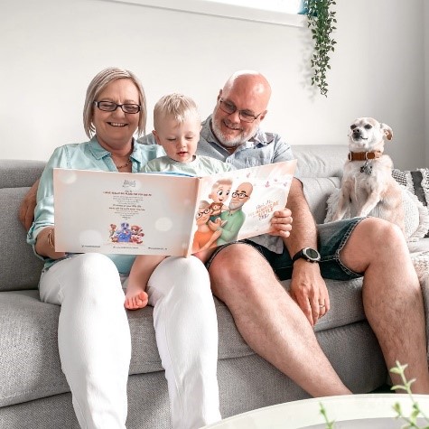 Nonni che leggono il loro libro personalizzato con il nipotino.
