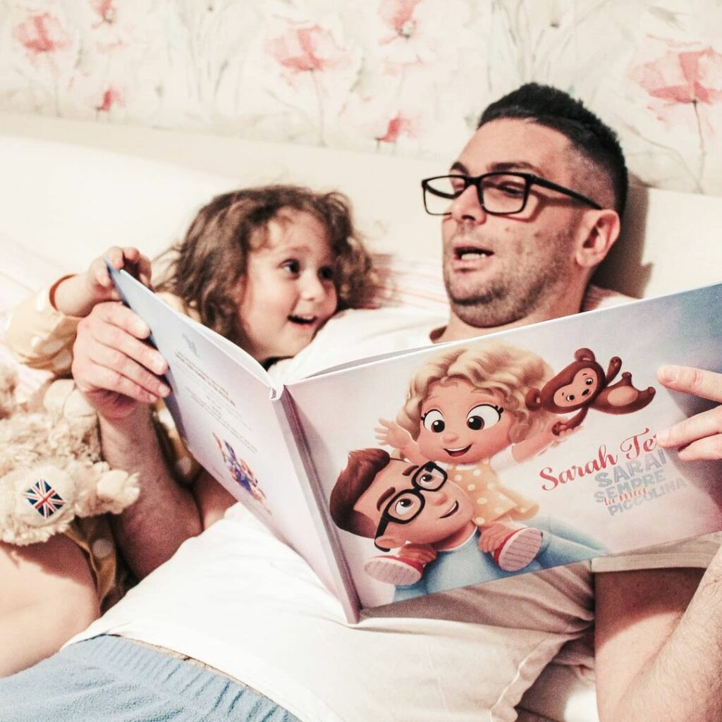 Un padre legge alla figlia il libro personalizzato di Urrà Eroi.
