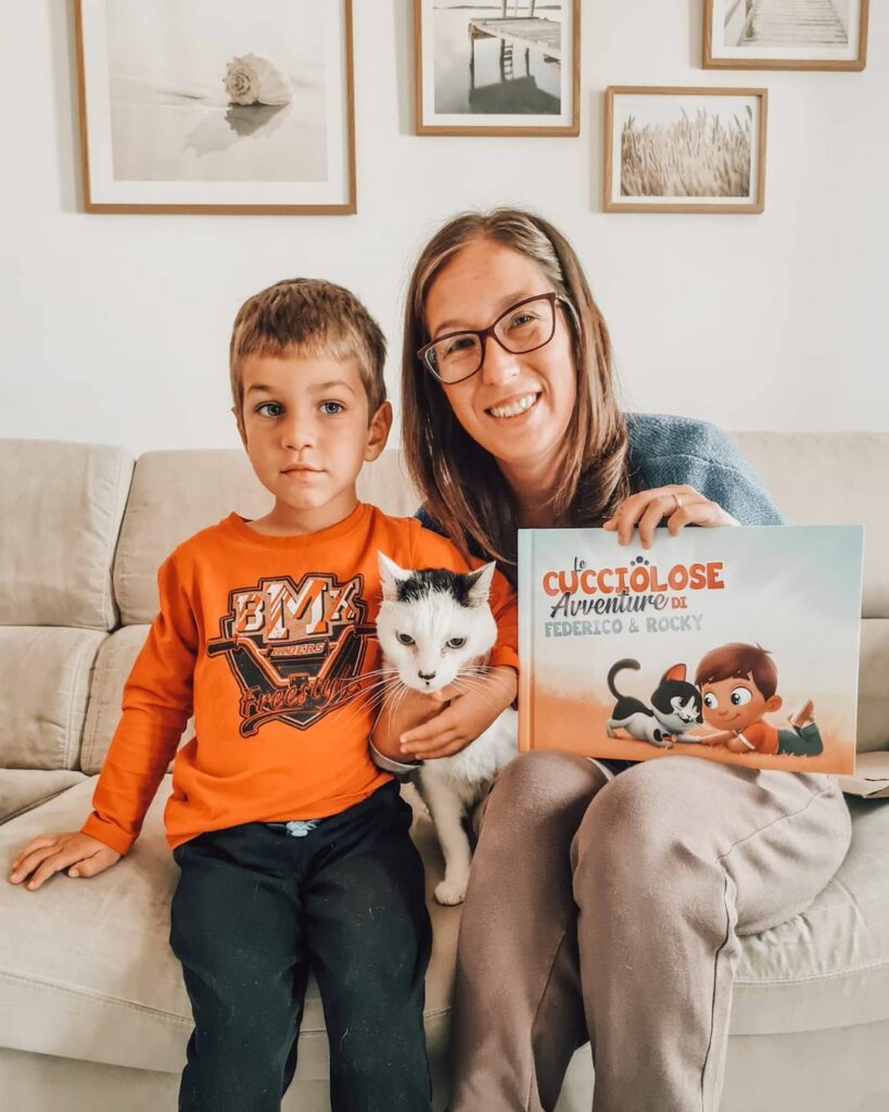 Una madre e un figlio presentano il loro libro personalizzato per bambini e gatti. 