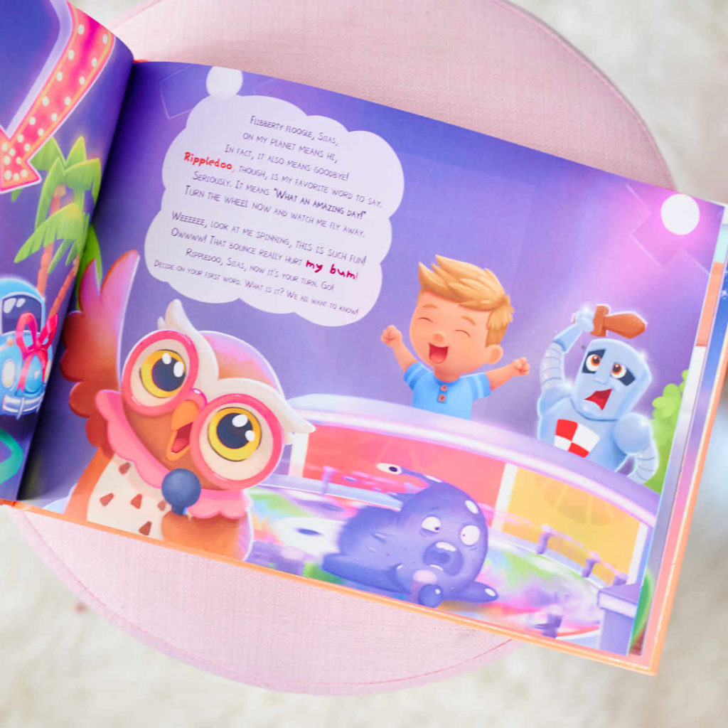 Il libro personalizzato aperto di Urrà Eroi, con le sue divertenti illustrazioni.