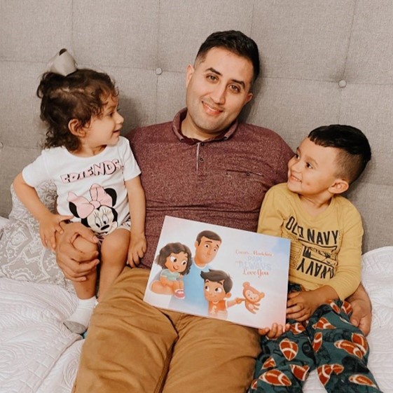 Un padre legge il libro personalizzato Papà vi amerà per sempre con i suoi figli seduti sul letto.