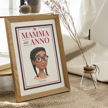 Un poster personalizzato della madre dell'anno in una cornice sul tavolo.