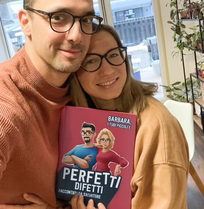 Una coppia con in mano il libro personalizzato Perfetti difetti.