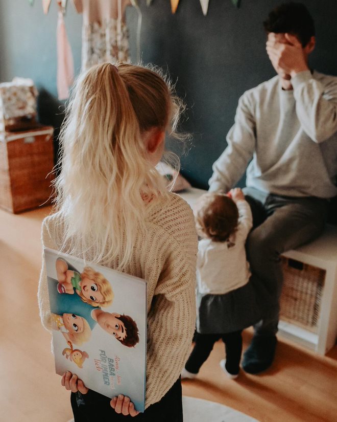 Una figlia sorprende il suo papà con un libro personalizzato di Urrà Eroi.