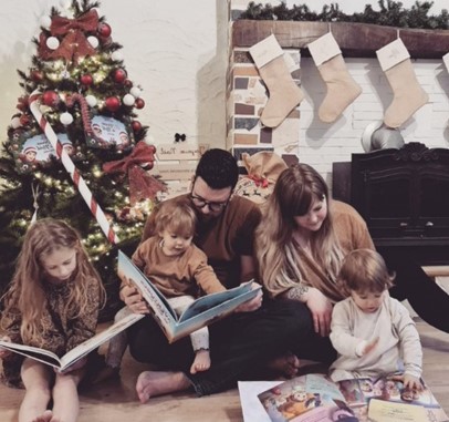 L'immagine mostra una famiglia come legge il suo libro personalizzato