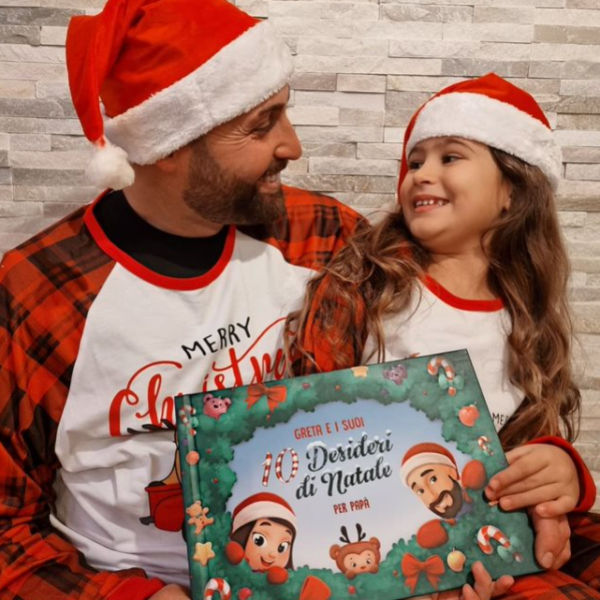 Un padre e una madre vestiti da Babbo Natale con in mano il loro libro personalizzato per Natale.