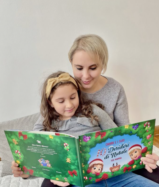 Una mamma e un bambino che leggono un libro personalizzato 10 auguri di Natale, il miglior regalo di Natale.